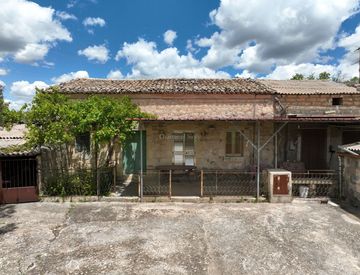 Foto 1 di 38 - Casa indipendente in Vendita in zona San Giacomo a Ragusa