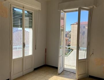 Stanza - Quadrilocale in Vendita in Via Eugenio Costamagna a Imperia