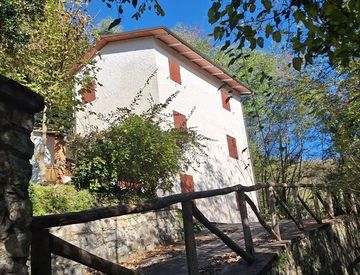 Facciata - Casa indipendente in Vendita in zona Monti di Villa a Bagni di Lucca