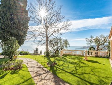 Giardino - Villa in Vendita in Salita San Martino a Imperia