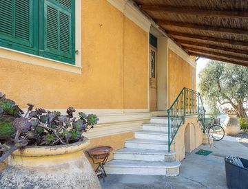 Foto 1 di 20 - Casa bifamiliare, trifamiliare in Vendita in Viale Canariensis 17 a Bordighera