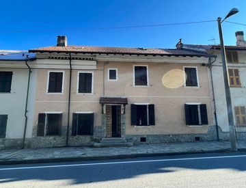 Foto 1 di 54 - Appartamento in Vendita in Via Nazionale a Pornassio
