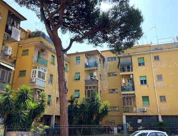 Foto 1 di 13 - Bilocale in Vendita in Via Cesare Maccari 27 a Roma