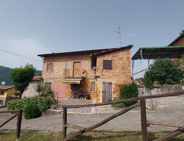 Foto 1 di 48 - Rustico, casale in Vendita a Serramazzoni