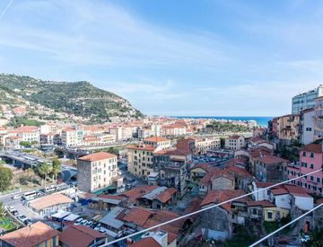 Foto 1 di 18 - Quadrilocale in Vendita in Piazza Rocchetta 9 a Ventimiglia