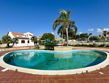 Piscina - Villa in Vendita in Via 437 a Ragusa