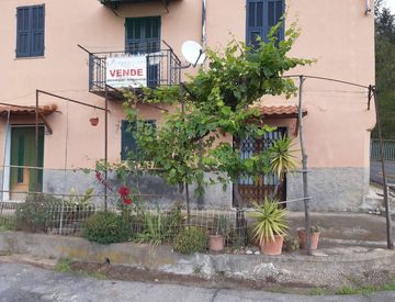 Foto 1 di 30 - Rustico, casale in Vendita in Via Innocenzo Lucifredi a Borghetto d'Arroscia