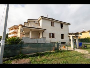 Foto 1 di 41 - Casa bifamiliare, trifamiliare in Vendita in Via Roberto Niederer a Soveria Simeri