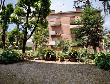 Foto 1 di 28 - Trilocale in Vendita in Via Oradour a Reggio Emilia
