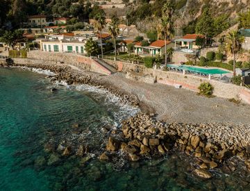 Foto 1 di 31 - Villetta a schiera in Vendita in Via Madonna della Ruota 28 a Bordighera