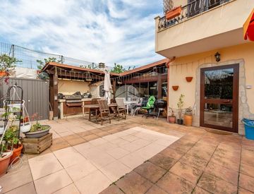 Facciata - Trilocale in Vendita in Via Mezzoiuso 124 a Roma