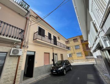 Foto 1 di 19 - Casa bifamiliare, trifamiliare in Vendita in Via Carlo Pisacane a Pozzallo