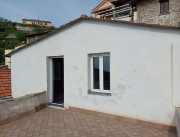 Terrazza - Rustico, casale in Vendita in Via Giuseppe Garibaldi 13 a Prelà