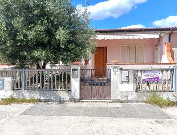 Facciata - Villetta a schiera in Vendita in Via dei Fiori a Isca sullo Ionio
