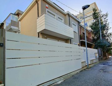 Foto 1 di 60 - Casa indipendente in Vendita in Viale Homs 11 a Rimini