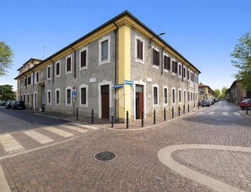 Facciata - Trilocale in Vendita in Via Bagatti Valsecchi 6 a Varedo
