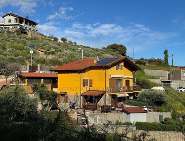 Foto 1 di 58 - Casa bifamiliare, trifamiliare in Vendita in Via Conca Verde 100 a Bordighera