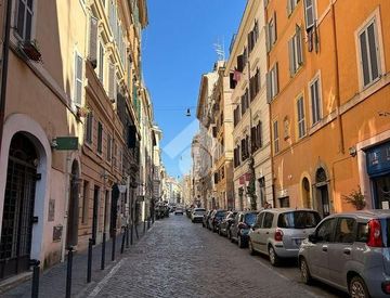 Vista - Quadrilocale in Vendita in Via Urbana a Roma