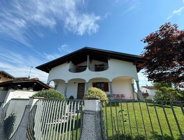 Foto 1 di 47 - Villa in Vendita in Via Oropa a Caresanablot