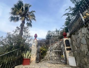 Giardino - Casa indipendente in Vendita in Strada della Villa a Seborga