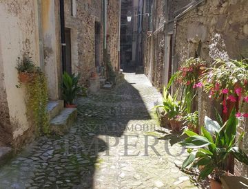 Giardino - Quadrilocale in Vendita in Via Borgo a Pigna