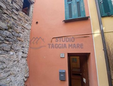 Foto 1 di 17 - Casa bifamiliare, trifamiliare in Vendita in Via Magenta a Badalucco