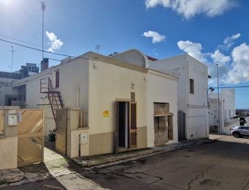 Facciata - Casa indipendente in Vendita in Via Nino Bixio 35 a Matino