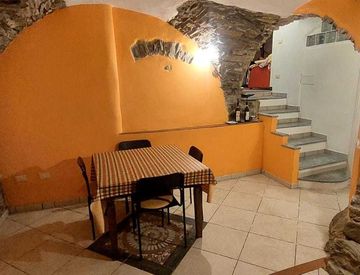 Foto 1 di 31 - Casa bifamiliare, trifamiliare in Vendita in Via Regina Elena a Imperia