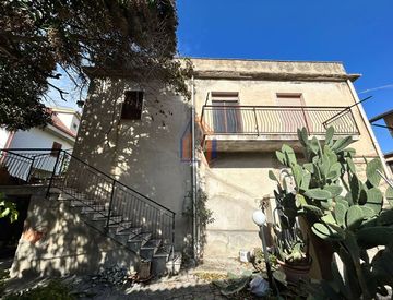 Foto 1 di 34 - Casa indipendente in Vendita in Via Toscana 8 a Catanzaro