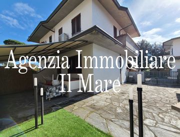 Facciata - Casa bifamiliare, trifamiliare in Vendita in Via san giovanni bosco a Pietrasanta