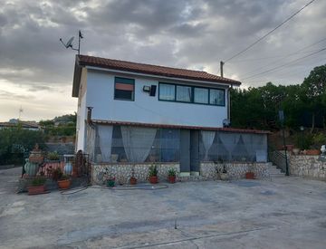 Facciata - Casa indipendente in Vendita in Via Angelo Custode a Caltanissetta