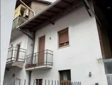 Facciata - Casa bifamiliare, trifamiliare in Vendita in Via Novara 4 a Lonate Pozzolo