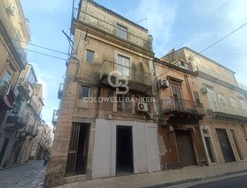 Foto 1 di 28 - Casa indipendente in Vendita in Via Rimmaudo 76 a Ragusa