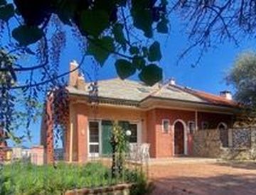 Foto 1 di 20 - Casa bifamiliare, trifamiliare in Vendita in Strada Civezza a Imperia