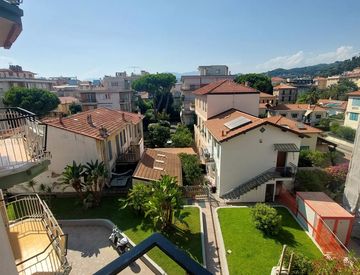 Foto 1 di 26 - Bilocale in Vendita in Via Regina Margherita a Bordighera