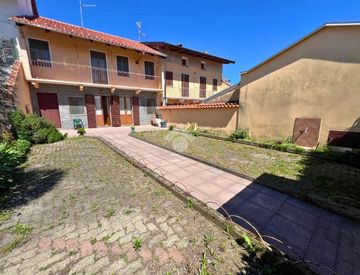 Foto 1 di 21 - Casa bifamiliare, trifamiliare in Vendita in Via Guglielmo Marconi 17 a Bianzè