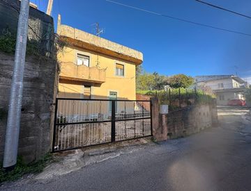 Foto 1 di 11 - Casa indipendente in Vendita in Via Janò Rumbolotto 67 a Catanzaro