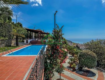 Piscina - Villa in Vendita in Imperia a Imperia