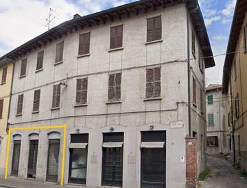 Vista - Locale commerciale in Vendita in Largo Adua a Cantù