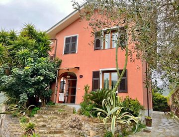 Foto 1 di 74 - Villa in Vendita in Via San Delbecchi a Pontedassio