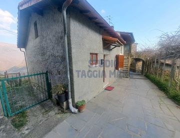 Foto 1 di 22 - Casa bifamiliare, trifamiliare in Vendita in Via Costa 8 a Molini di Triora