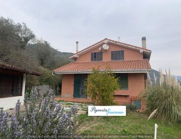 Foto 1 di 11 - Villa in Vendita in Via Vigliani a Dolceacqua