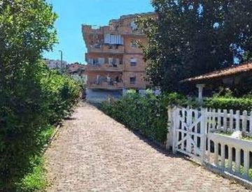 Foto 1 di 11 - Trilocale in Vendita in Via Riviera d'Adda 7 a Roma