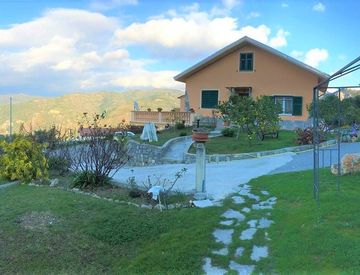 Foto 1 di 13 - Casa bifamiliare, trifamiliare in Vendita in zona Seglia San Bernardo a Ventimiglia