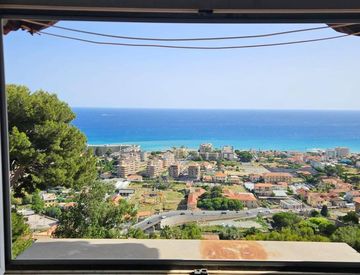 Foto 1 di 10 - Bilocale in Vendita in Via Collasgarba a Ventimiglia