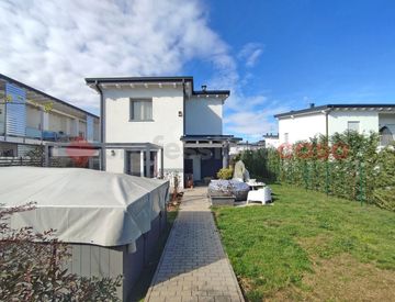 Facciata - Villa in Vendita in Via Isonzo a Arona