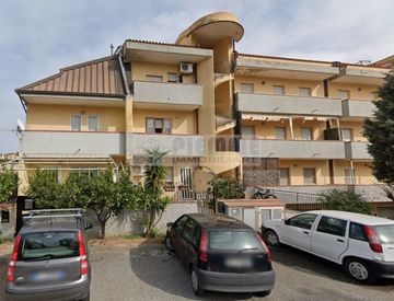 Foto 1 di 24 - Trilocale in Vendita in Via Alcide De Gasperi 22 a Davoli