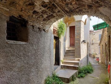Sala - Rustico, casale in Vendita in Via Cavour 21 a Prelà