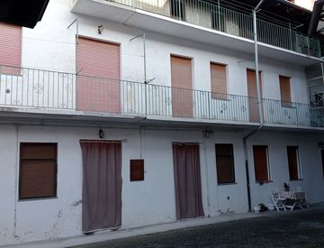 Foto 1 di 11 - Casa indipendente in Vendita in Via Massimo d'Azeglio 17 a Gattinara