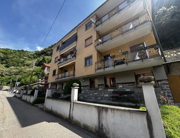 Foto 1 di 23 - Quadrilocale in Vendita in Via Belvedere 6 a Varallo